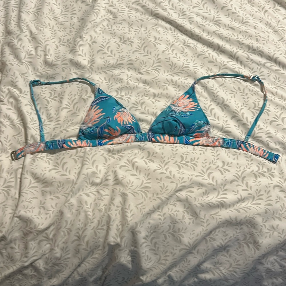 Small midori triangle top in very condition, includes removable pads.